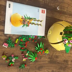 LEGO Floral Arrangement Set - Yellow, Green, and Red